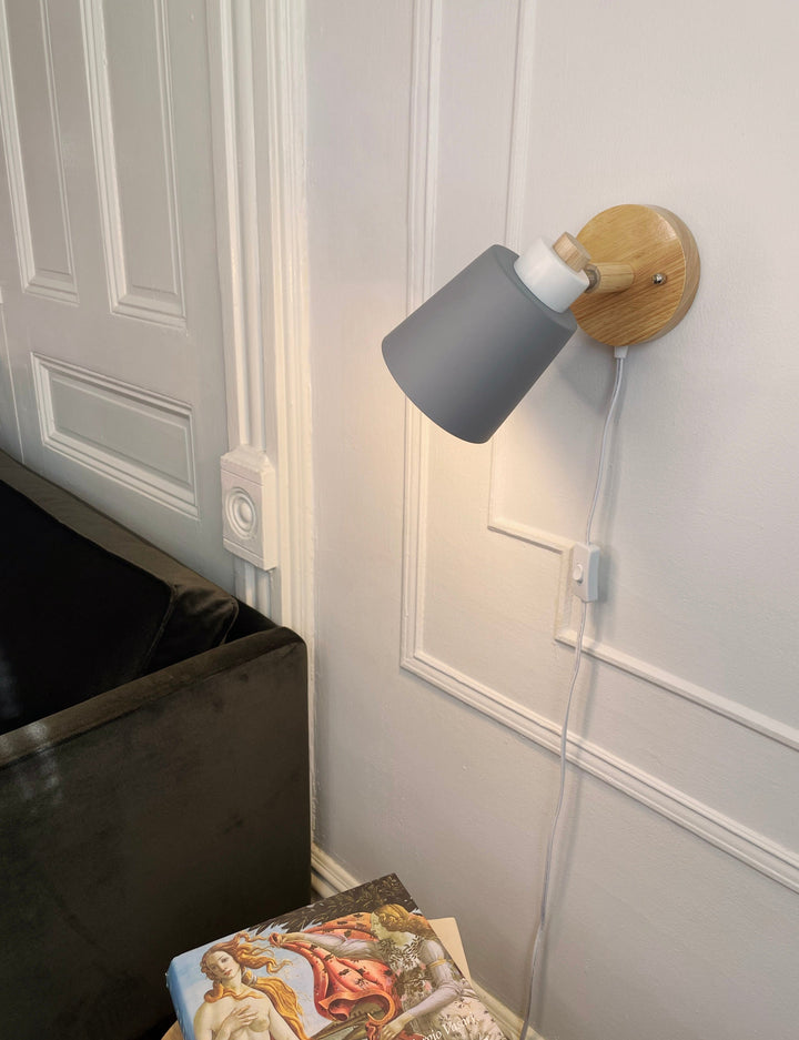 Wandleuchte Holz & Metall mit Stecker, als Leselicht oder Deko für gemütliche Räume.