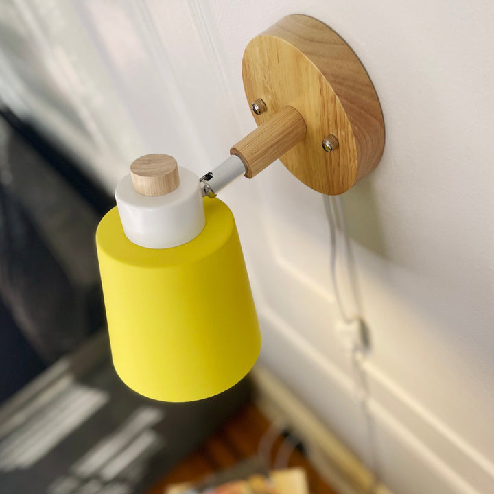 Verstellbare Holz-Metall-Wandleuchte, mit Stecker, für Schlaf- oder Wohnzimmer.