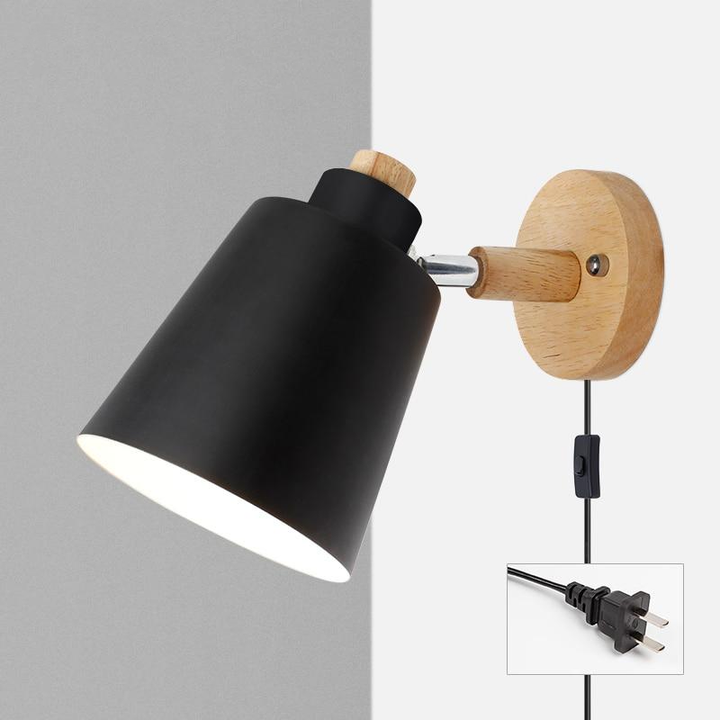Moderne Wandleuchte aus Holz und Metall, mit Stecker, drehbar, ideal für Leseecken.