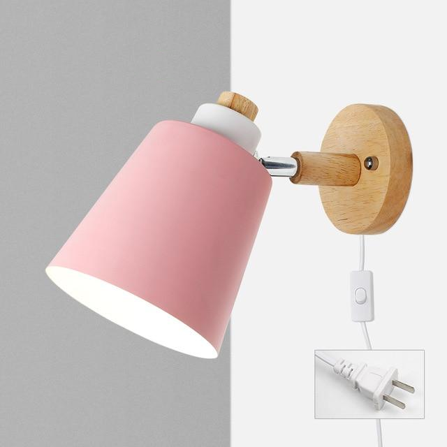 Dekorative Wandlampe Holz & Metall, mit Stecker, drehbar, für warme Raumatmosphäre.