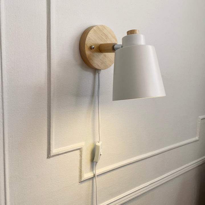 Schwenkbare Leselampe aus Holz und Metall, mit Stecker & verstellbarem Schirm.