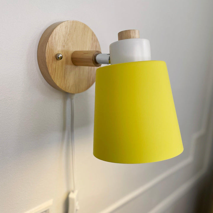Moderne drehbare Wandleuchte aus Holz & Metall mit Stecker.