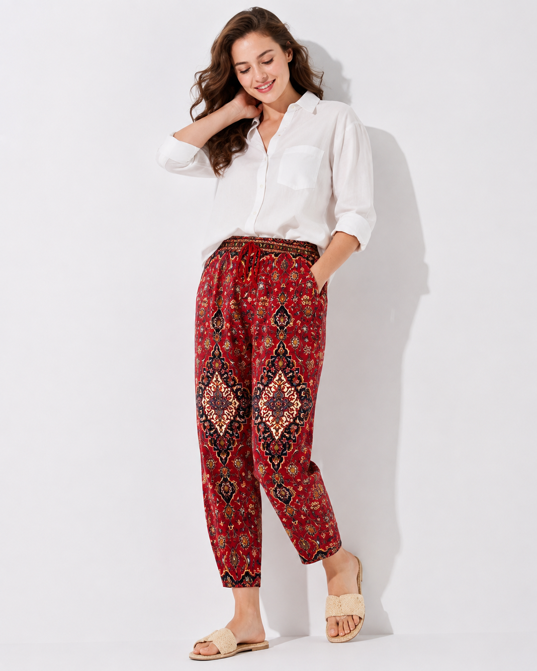 Modische Damen Rubinrote Cargohose mit praktischen Seitentaschen, bequem und stylisch für den Alltag.