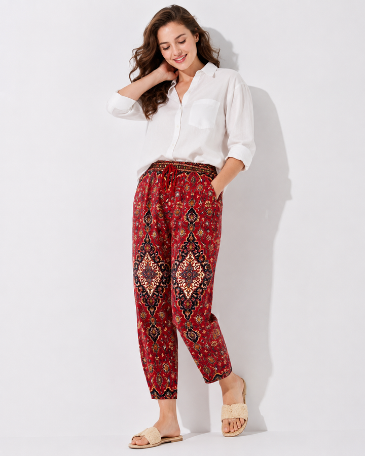 Modische Damen Rubinrote Cargohose mit praktischen Seitentaschen, bequem und stylisch für den Alltag.