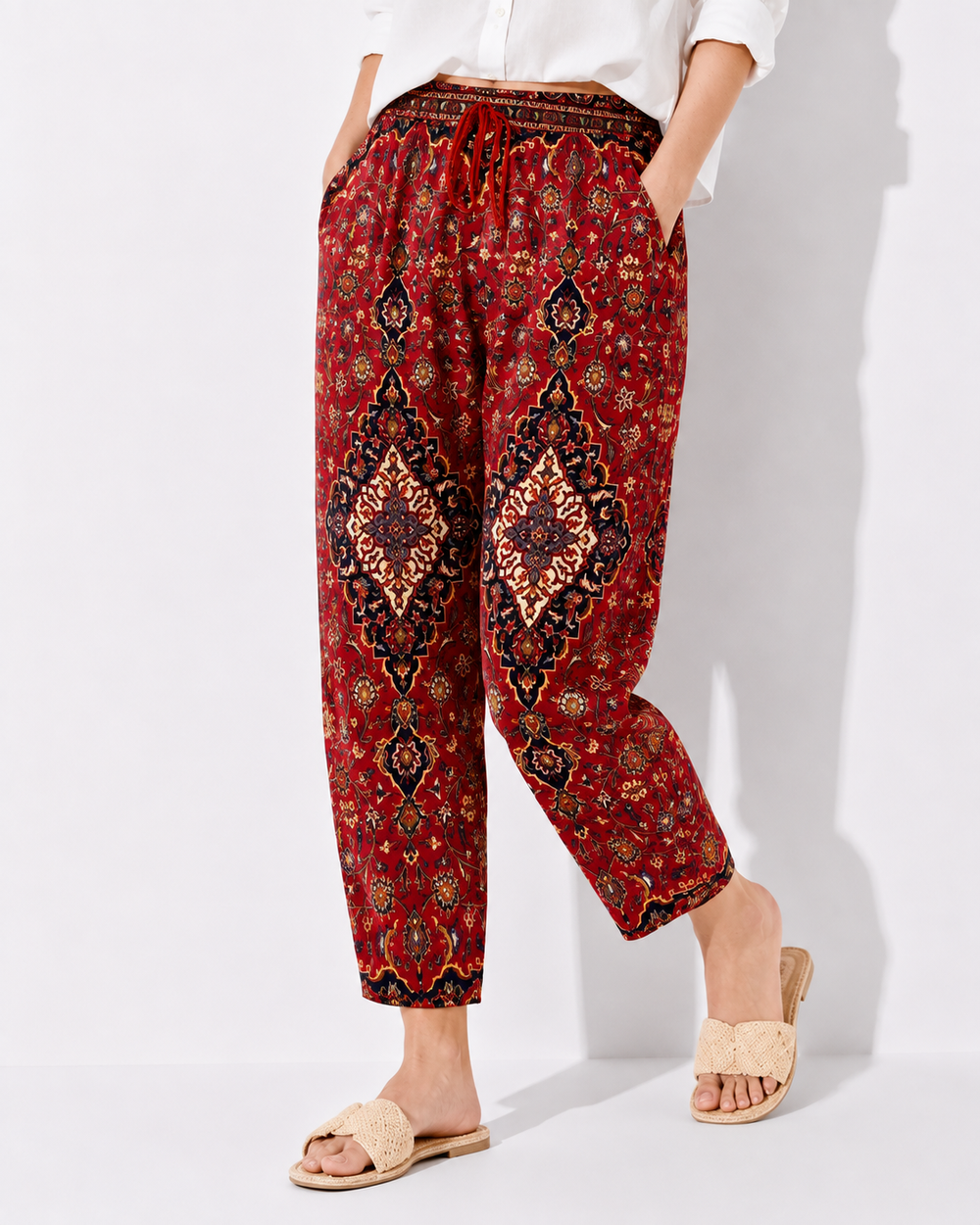 Stylische & bequeme Damen Cargohose in Rubinrot, ideal als Freizeithose für modische Alltagslooks.