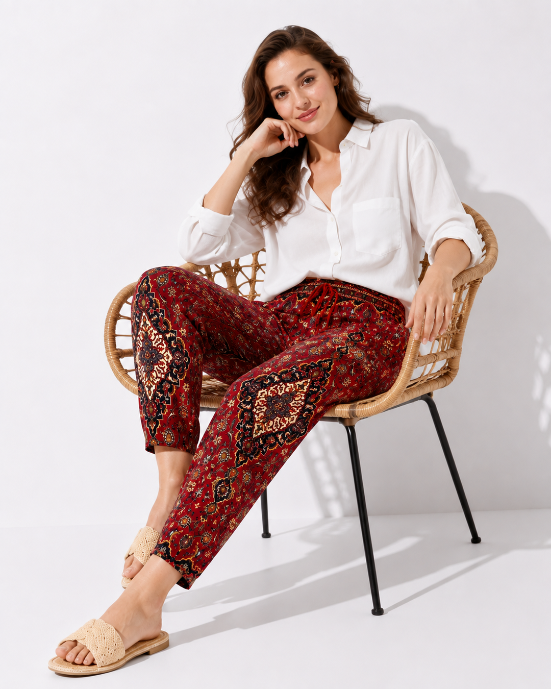 Bequeme rubinrote Damen Cargohose mit mehreren praktischen Taschen, perfekt für einen lässigen & stylischen Look.