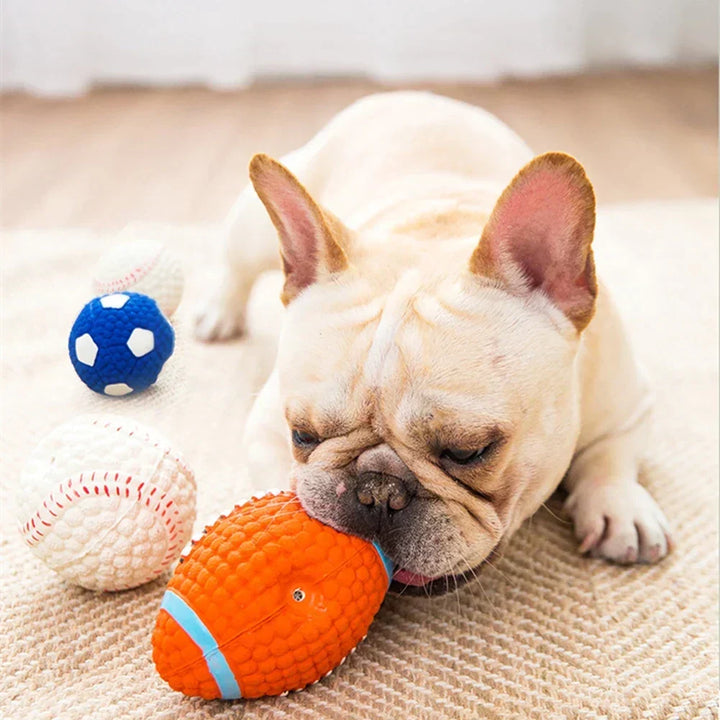 Glücklicher Hund apportiert das robuste KryptoChew Ballspielzeug. Ideal für interaktiven Spielspaß im Freien.