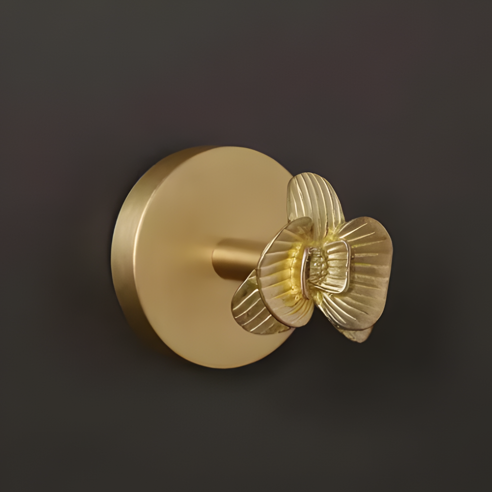 Robuster Wandhaken mit Hirsch-Motiv. Rustikaler Look, ideal für Mäntel im Flur.