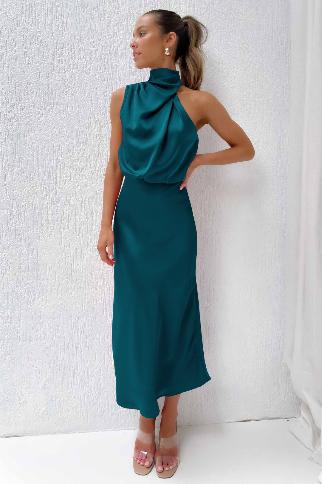 Chic und bequem: Neckholder Abendkleid für Damen, lang und elegant, ideal für lange Nächte voller Tanz.