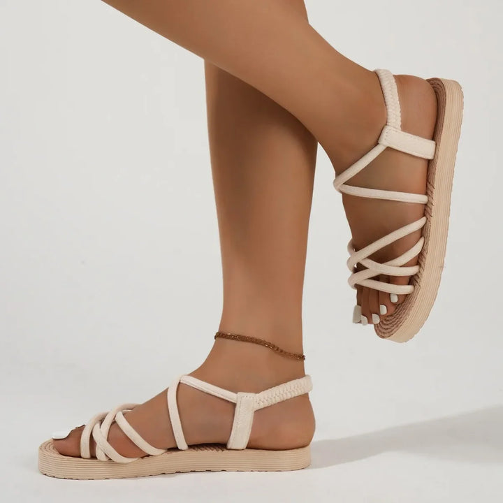 Dame trägt leichte Freizeitsandalen beim Spaziergang. Die bequemen Sommerschuhe sind perfekt für Urlaub & Alltag.