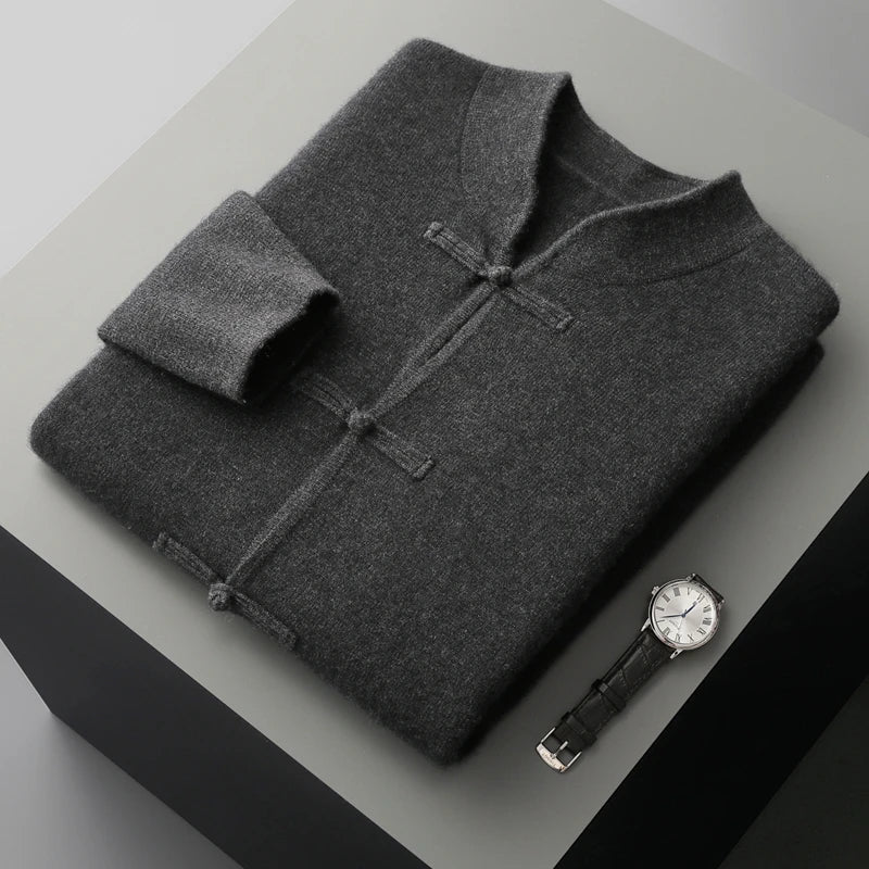 Vorderansicht der Herren-Rundhals-Strickjacke mit Knebelverschluss. Eine vielseitige Ergänzung Ihrer Garderobe.