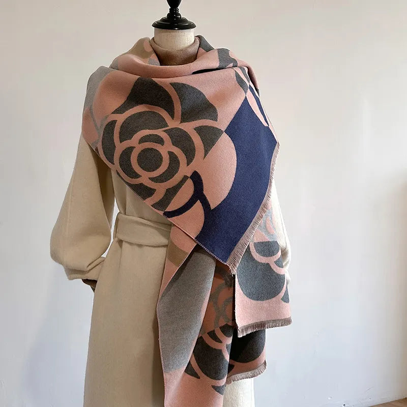 Damen Doppelseitiger Schal, warm & gemütlich für Herbst/Winter. Elegantes Mode-Accessoire mit floralem Muster.