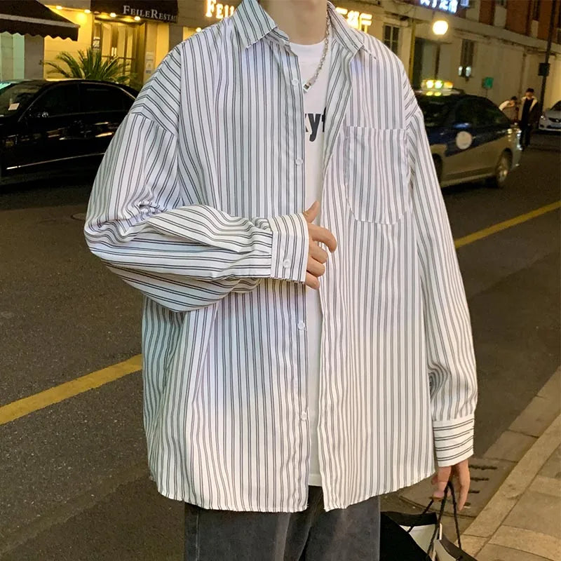 Vielseitiges Herren Oversize Hemd, schwarz-weiß gestreift, lässig geschnitten für moderne Freizeit-Looks.