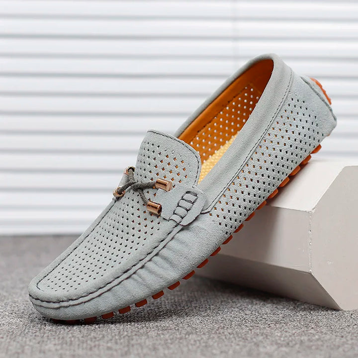 Detailaufnahme der Perforation auf schwarzen Herren-Slip-On-Loafern für Atmungsaktivität.