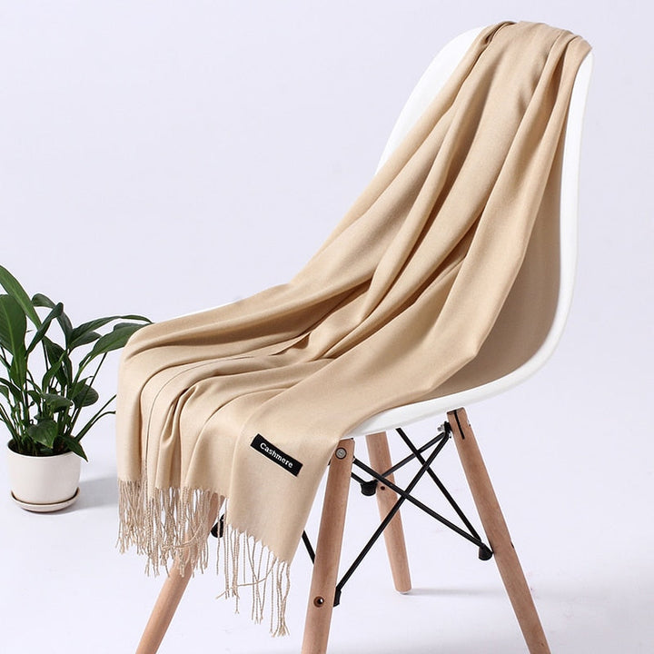Vielseitiges Damen Halstuch, farbenfrohes Design, modisches Accessoire für jede Jahreszeit.
