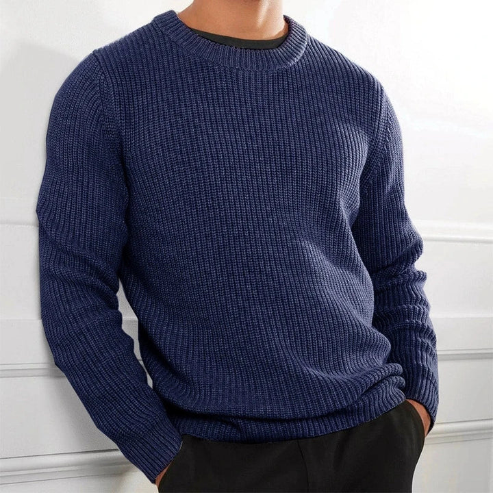 Komfortabler Herren Winterpullover aus Strick. Weicher Langarmpullover in Standarddicke, perfekt für kalte Tage.