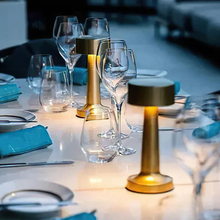 Stilvolle dimmbare LED Tischleuchte in Silber, moderne Nachttischlampe für Schlaf- und Wohnzimmer.
