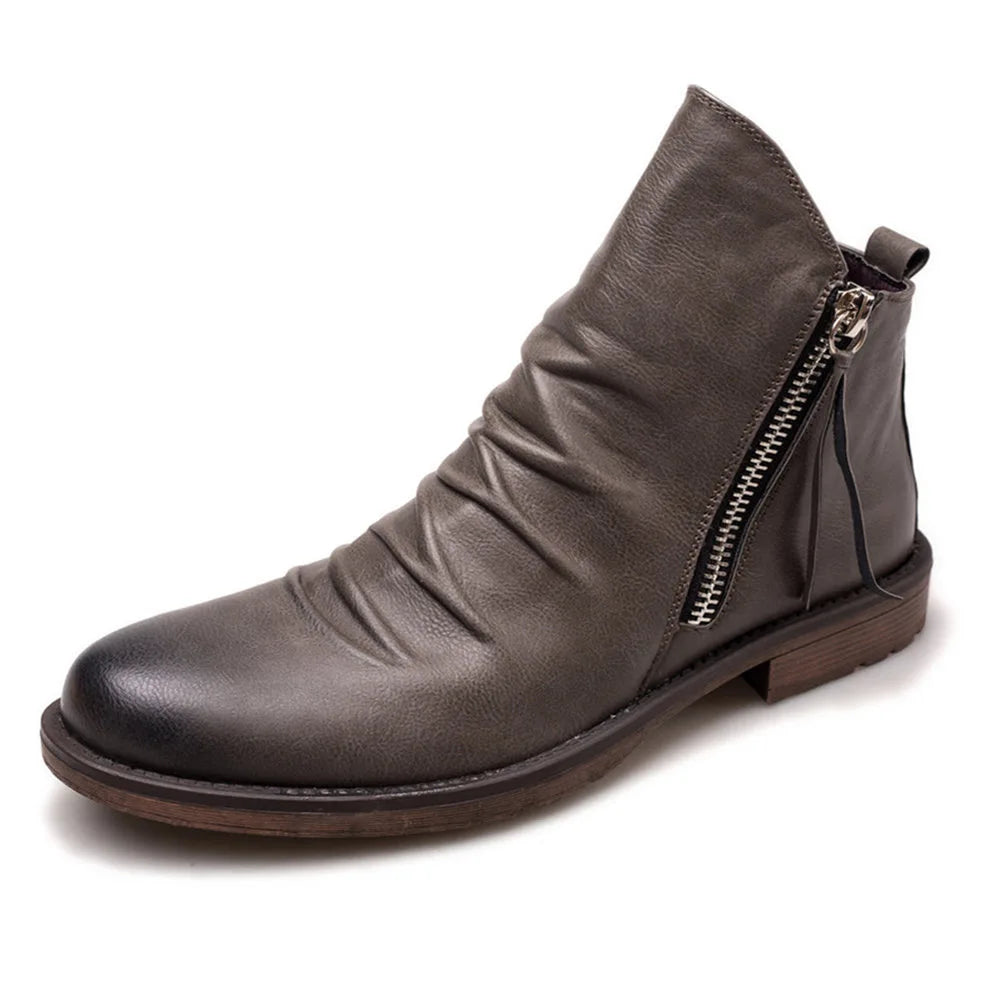 Braune Herren Chelsea Boots Seitenansicht. Klassische Schlupfstiefel, perfekt für Business Casual & Freizeit.
