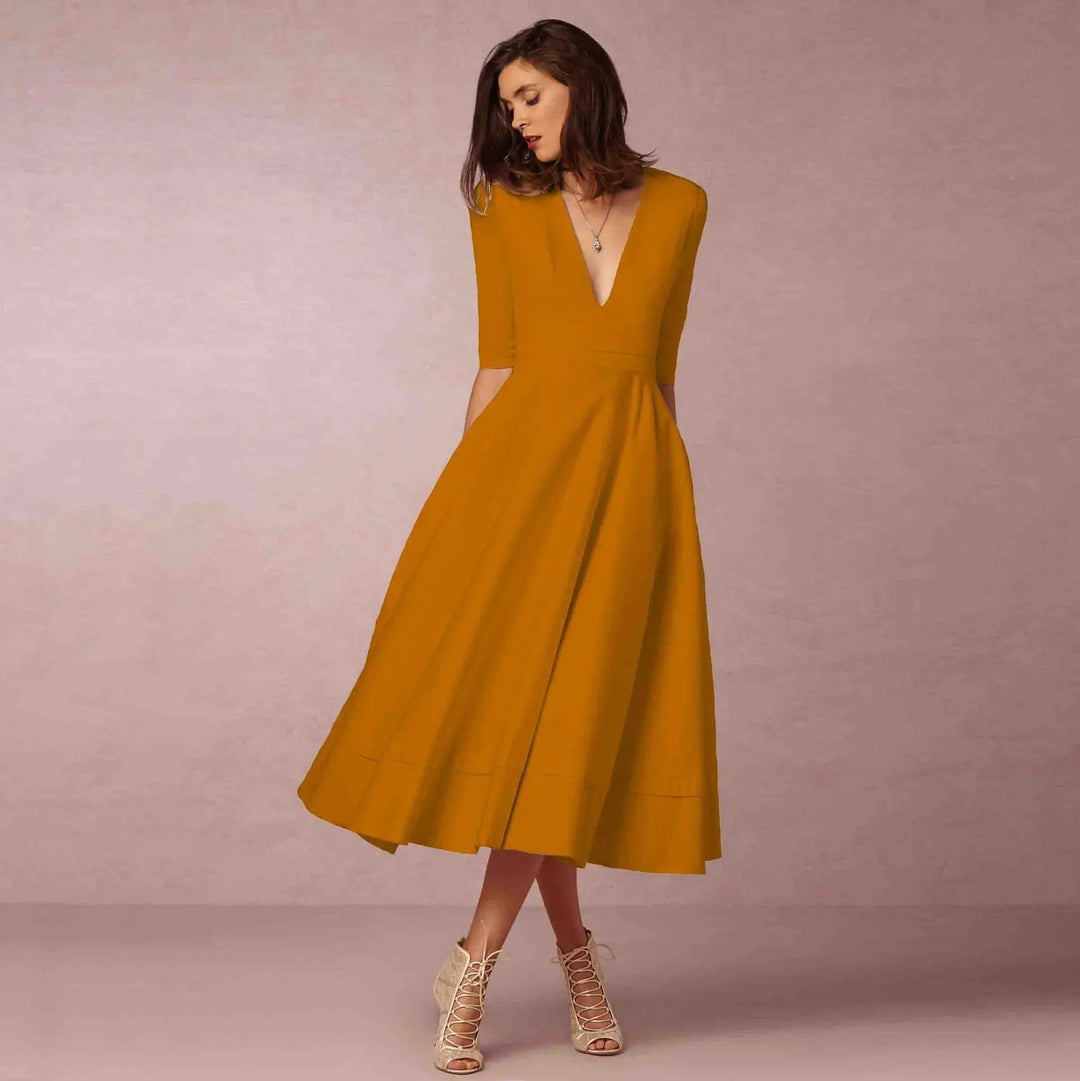 Schickes Damen Cocktailkleid in Midilänge, fließend und elegant, ideal für Hochzeitsgäste und Partys.