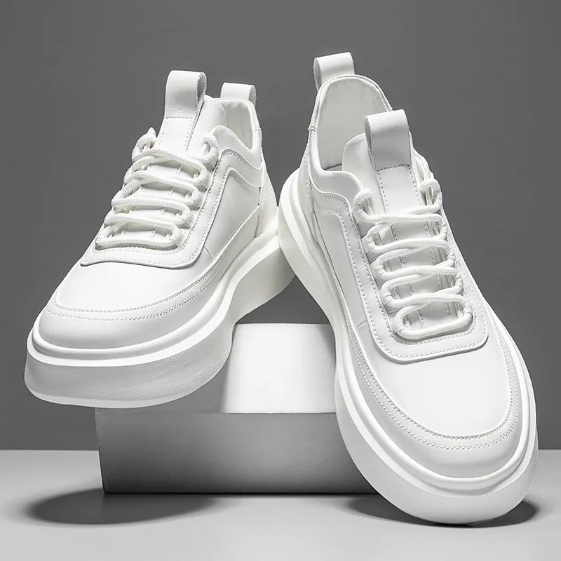 Elegante weiße Herren Sneaker mit dezenter Höhenerhöhung und hohem Tragekomfort für den Alltag.