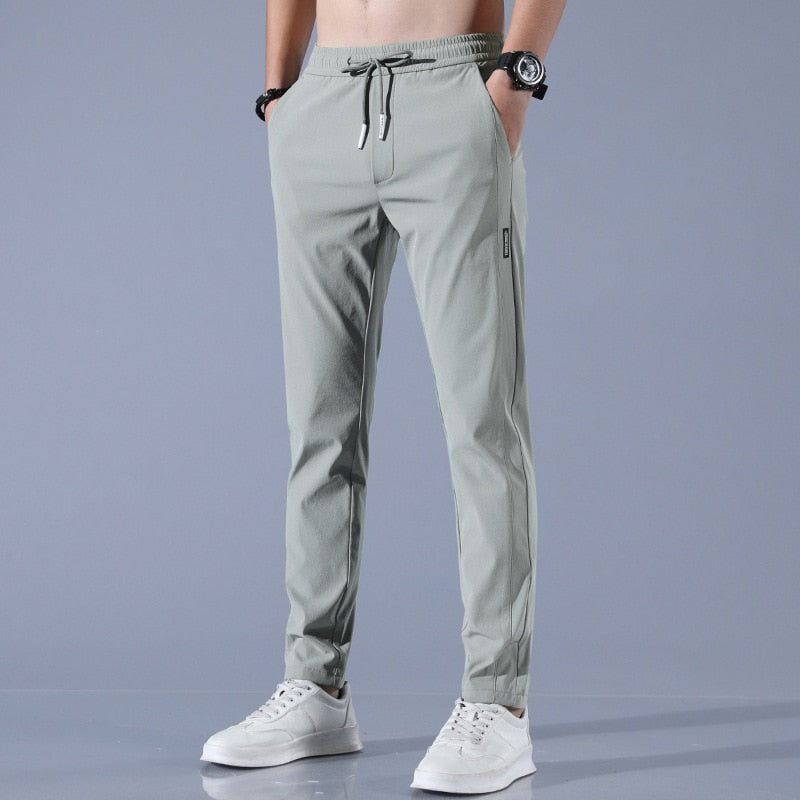 Grüne Herren Jogginghose mit modernem Slim Fit Schnitt. Stylische Herrenhose für Sport, Freizeit & gemütliche Stunden.