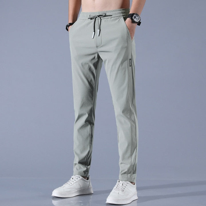 Grüne Herren Jogginghose mit modernem Slim Fit Schnitt. Stylische Herrenhose für Sport, Freizeit & gemütliche Stunden.