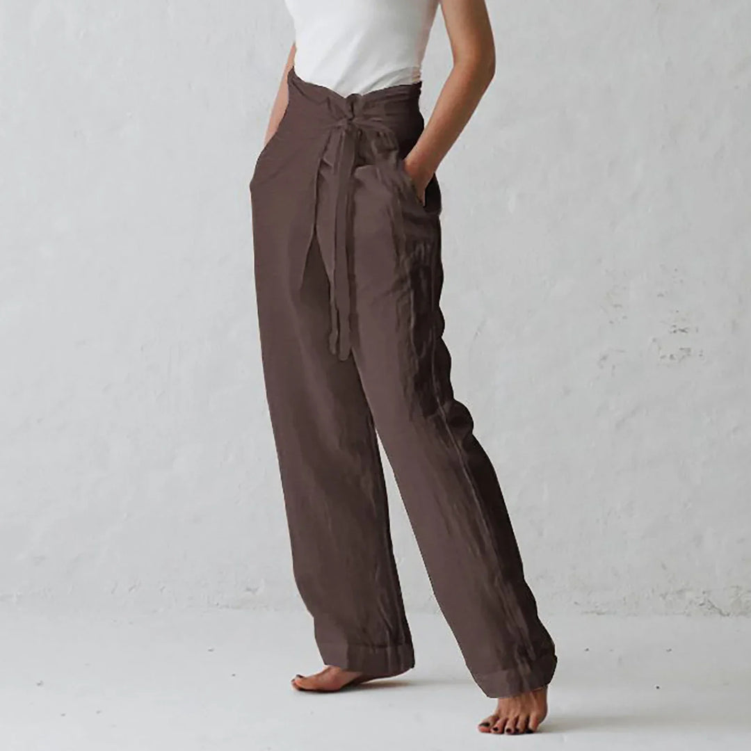 Dame trägt modische weite Hose mit hohem Bund & Gürtel, lässig kombiniert für Frühlingstage.