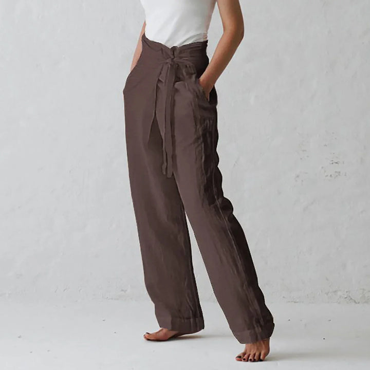 Dame trägt modische weite Hose mit hohem Bund & Gürtel, lässig kombiniert für Frühlingstage.