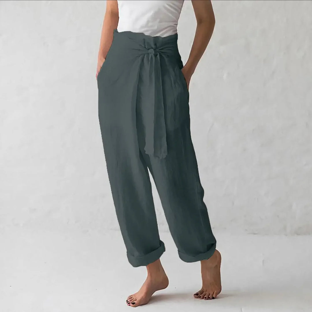 Trendige weite Damenhose mit hohem Bund und Gürtel, sehr komfortabel für Frühling und Sommer.