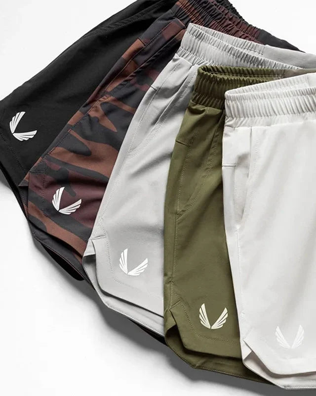 Sportler beim Laufen in schnelltrocknenden, stützenden Herren Laufshorts. Komfort & Bewegungsfreiheit.
