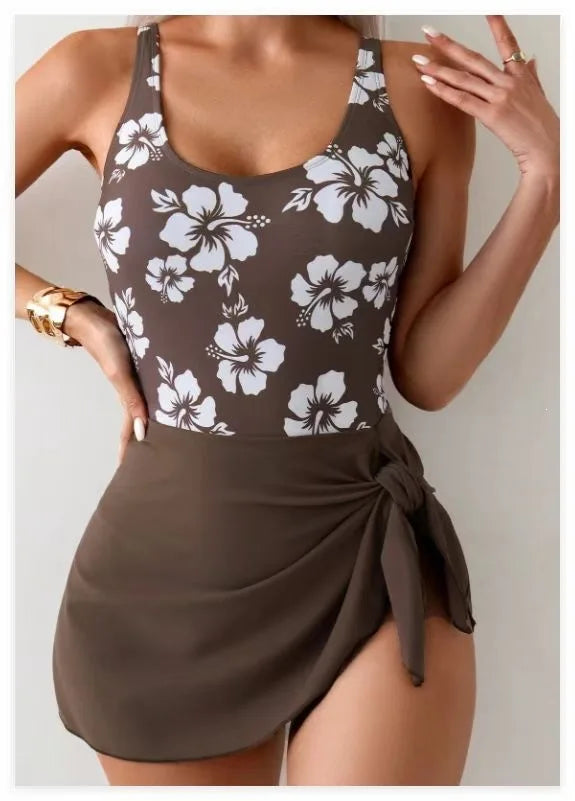Damen Strandmode: Einteiler Badeanzug mit Rock. Ideal für den Strandurlaub und Wassersport.
