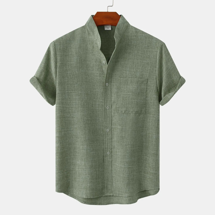 Entspanntes Button-Down-Herrenhemd kurzarm ohne Kragen. Ideal als Sommerkleidung für lässige Eleganz.
