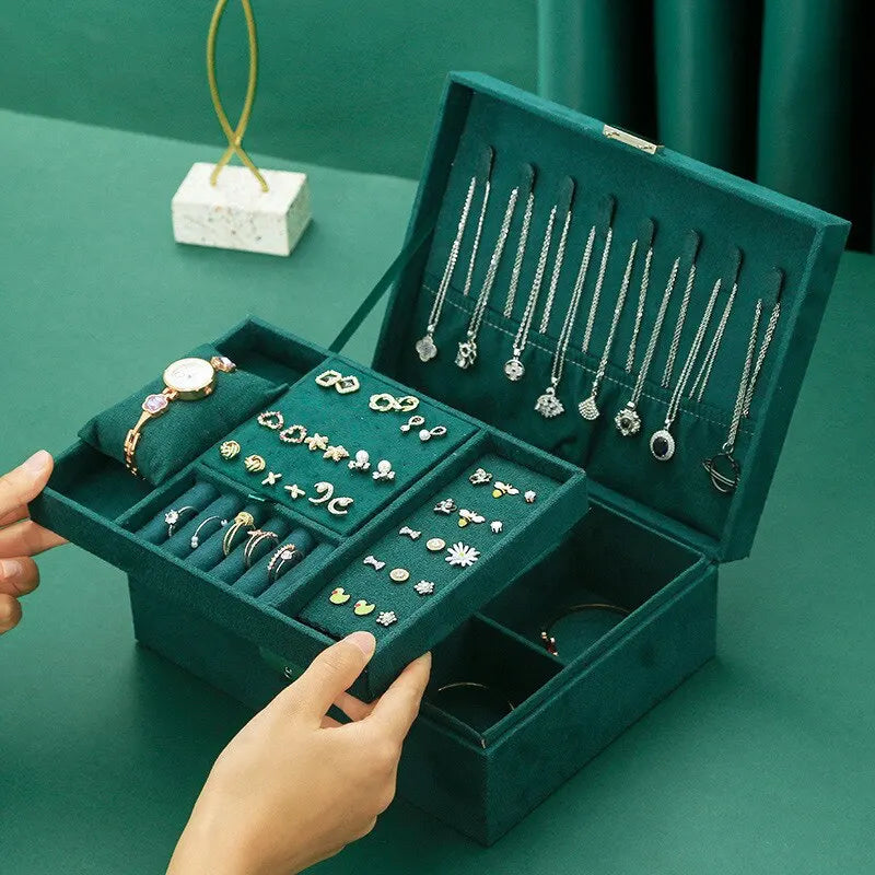 Edle rosa Samt-Schmuckkasten, ideal als Geschenk mit Schloss für sichere und stilvolle Aufbewahrung.