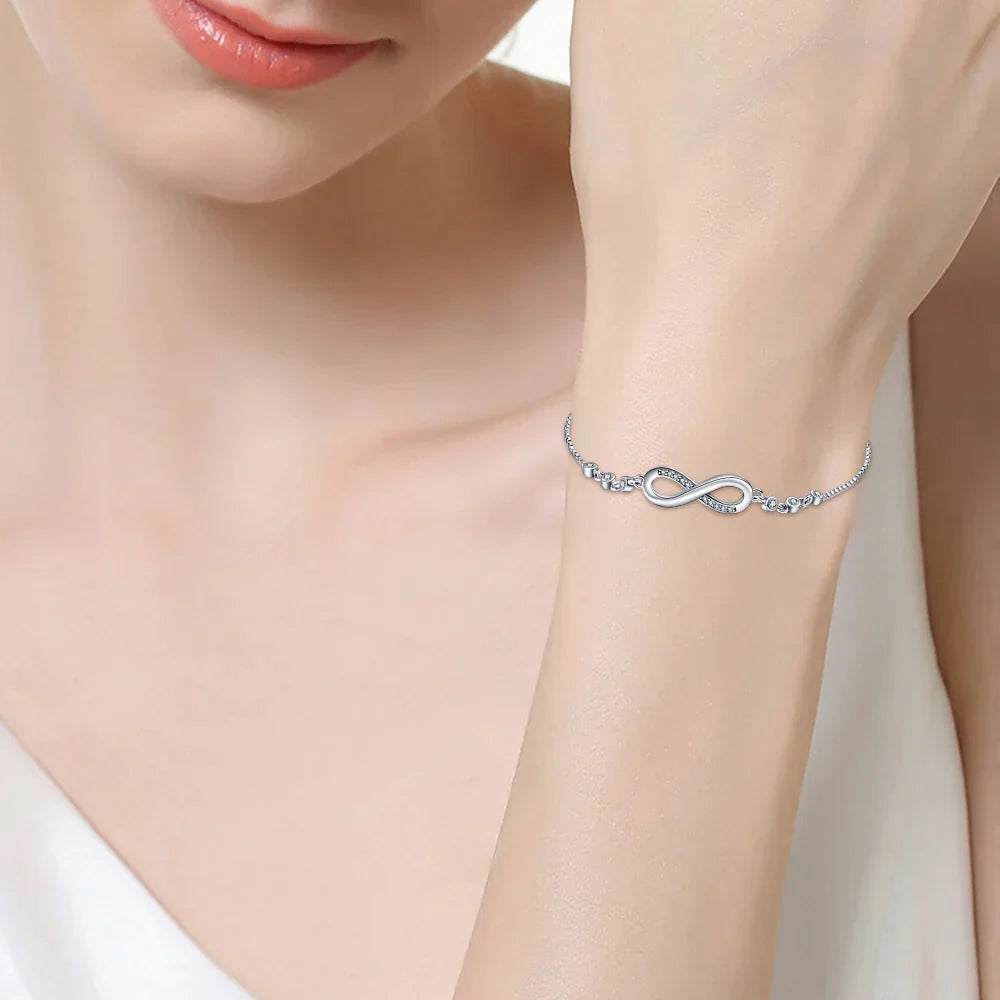 Modisches Damen Armband mit filigranem Unendlichkeitszeichen Symbol, verstellbar. Ideales Geschenk für Frauen.