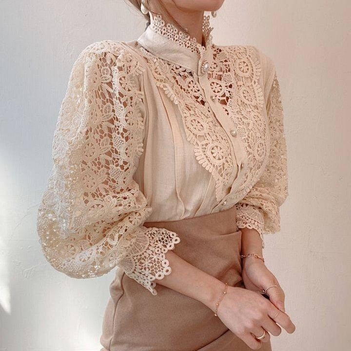 Damen Spitzenbluse Lucy mit voluminösen Puffärmeln im klassischen Vintage-Stil für Herbstmode.