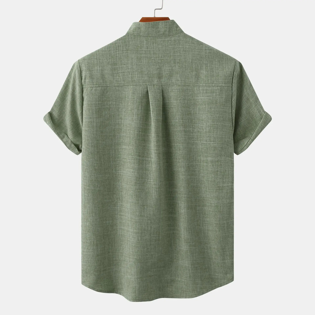 Elegantes lässiges Herren-Sommerhemd. Kurzarm & kragenlos. Komfortables Button-Down-Hemd für warme Temperaturen.