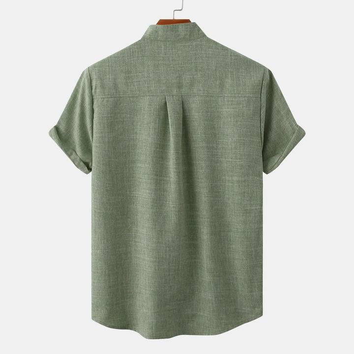 Elegantes lässiges Herren-Sommerhemd. Kurzarm & kragenlos. Komfortables Button-Down-Hemd für warme Temperaturen.