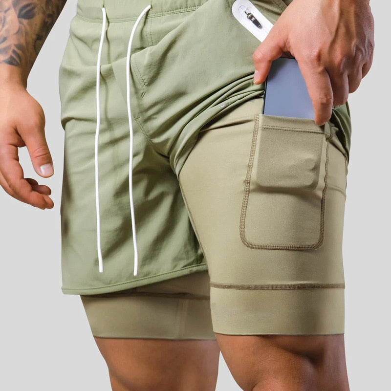 Rückansicht der Herren 2-in-1-Laufshorts in Schwarz mit praktischer Reißverschlusstasche.