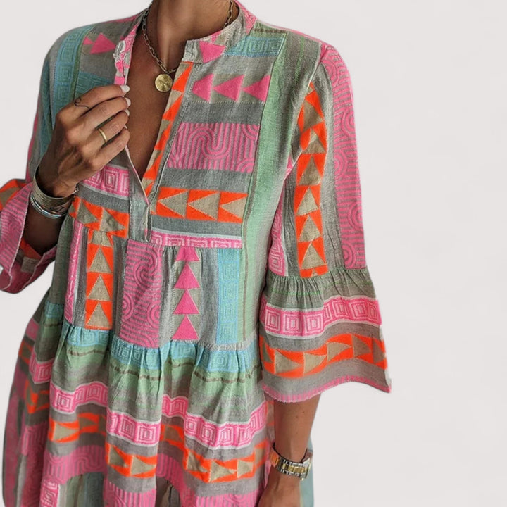 Vielseitiges pinkes Boho Stufenkleid für Damen, bequem und fließend, perfekt für jeden Anlass, als Sommer- oder Freizeitkleid.