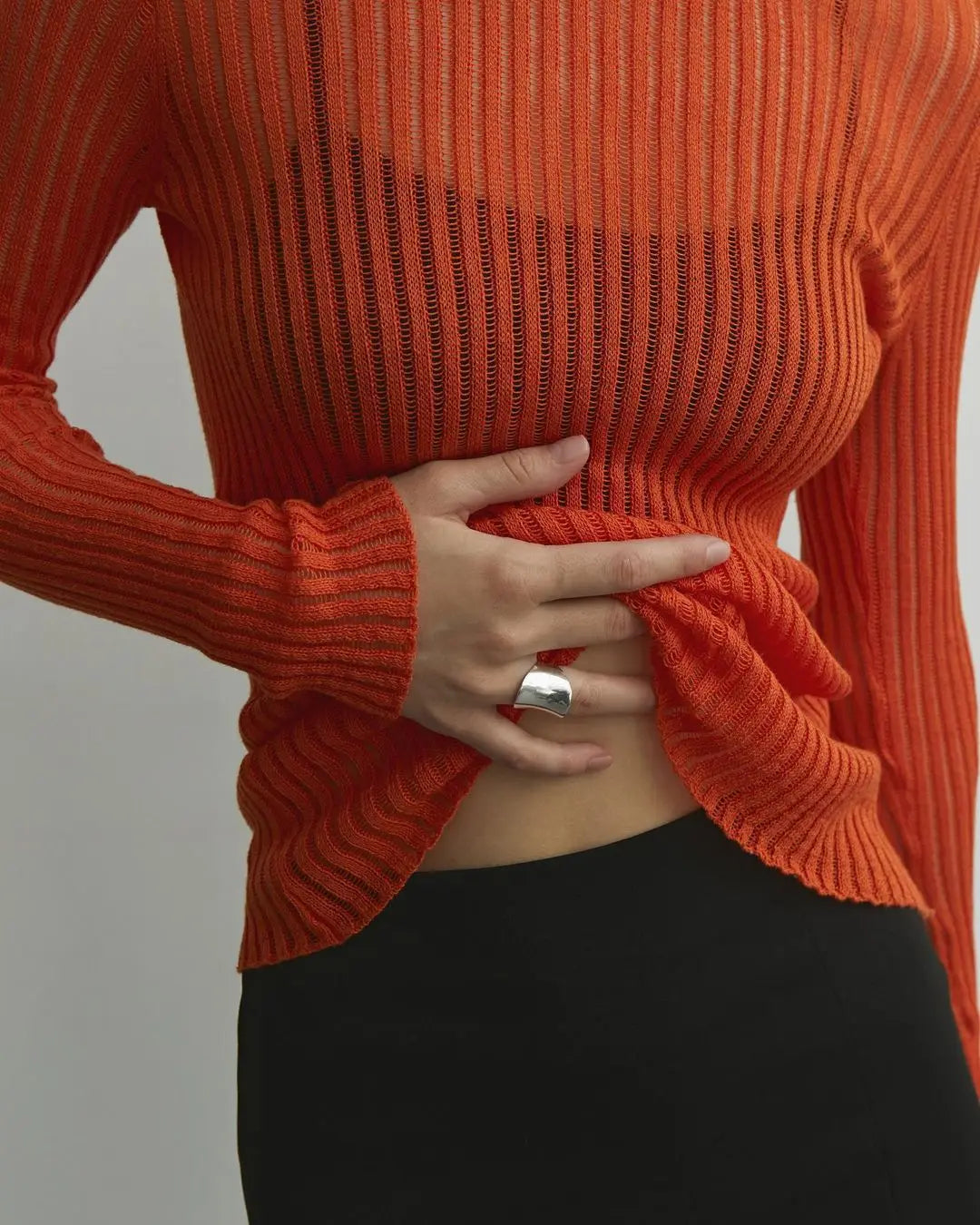 Gestreiftes transparentes Damen Langarm-T-Shirt, schmal geschnitten. Vielseitiges Oberteil für Freizeit und Fashion.
