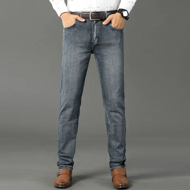 Modische graue Herren-Jeans, gerades Bein. Komfortable Freizeithose für Herren, vielseitig für jede Gelegenheit.