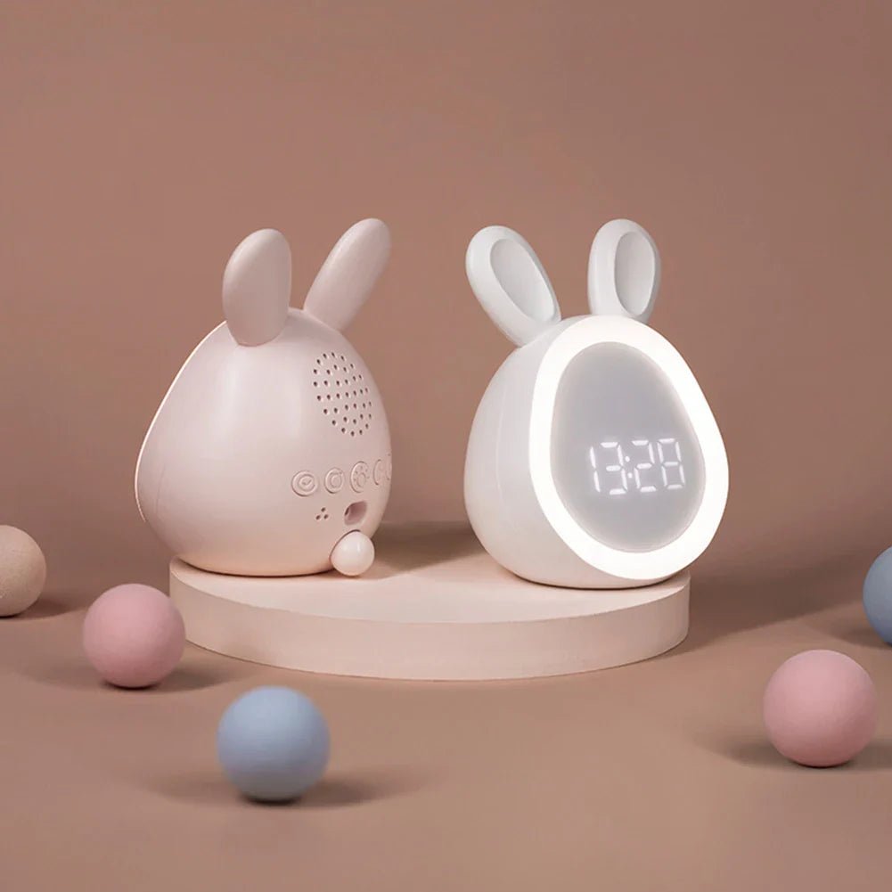 Nahaufnahme: Dimmbares LED-Nachtlicht des Hasen-Kinderweckers sorgt für ruhigen Schlaf.