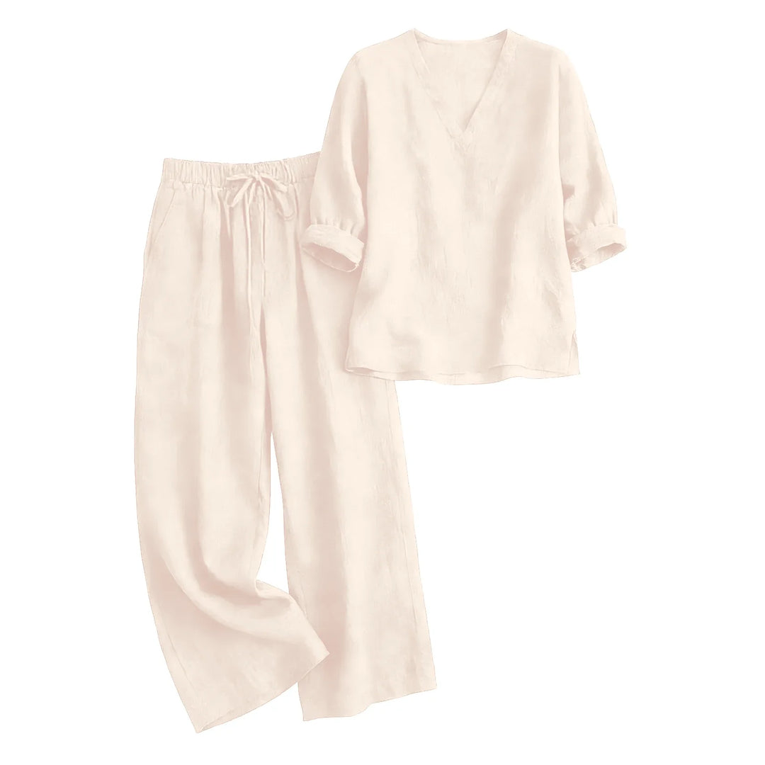 Modell trägt lässigen Damen Leinen Zweiteiler, luftig und bequem, ein perfektes Sommer Outfit für entspannte Tage.