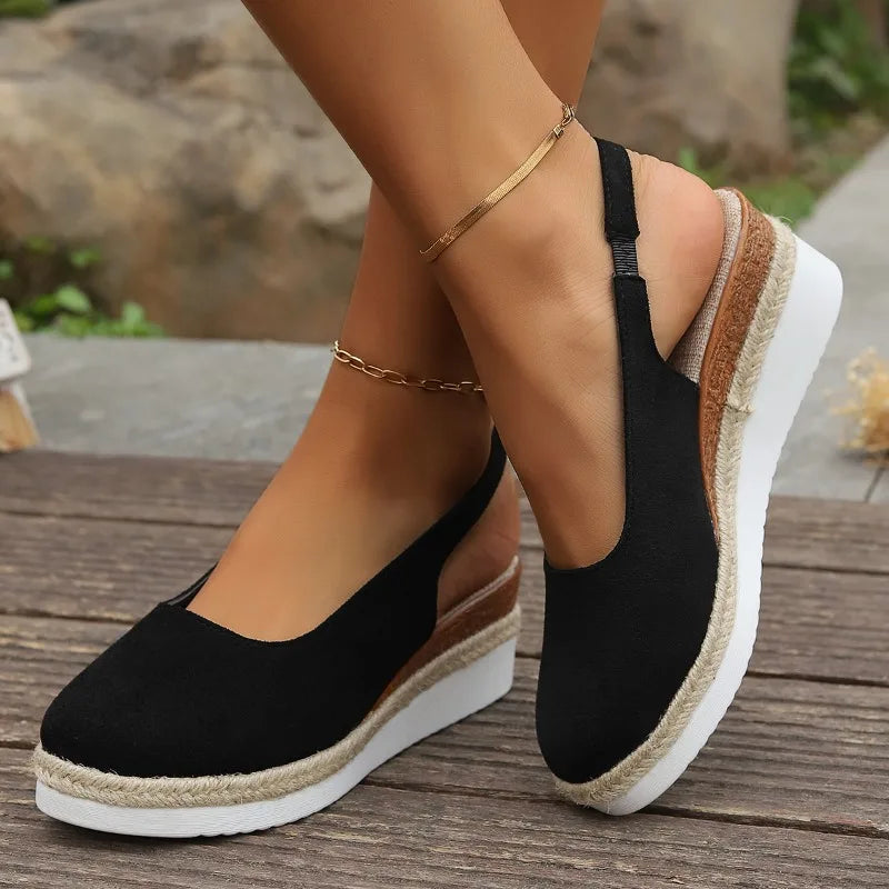 Elegante schwarze Damen Slipper von vorne. Bequeme Slip-On Damenschuhe für jeden Tag & jede Gelegenheit.