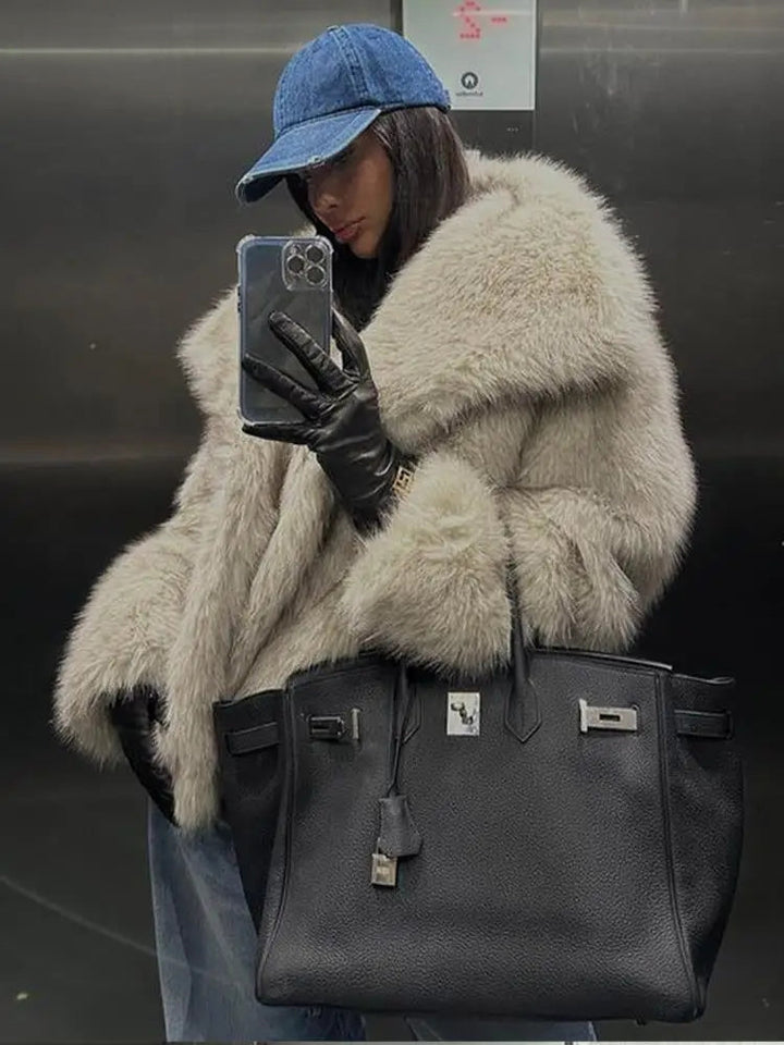 Kurz geschnittene Damen Kapuzenjacke, gefüttert, perfekt für Outdoor & Freizeit im Winter.