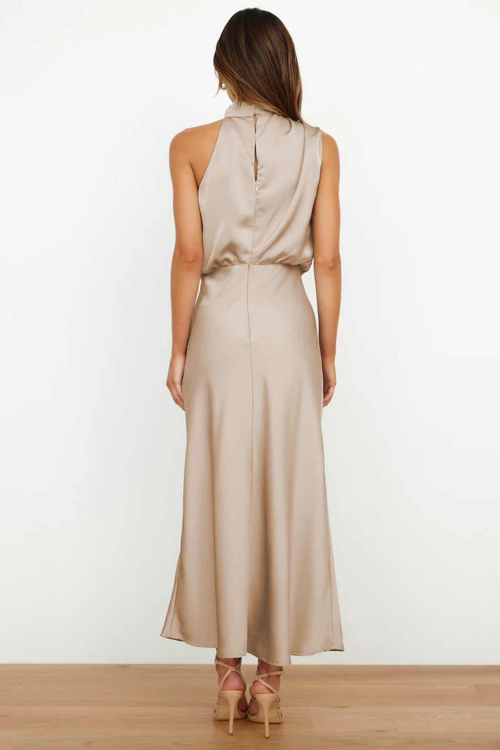 Chices Neckholder Maxikleid für Frauen, leicht und elegant, perfekt für Sommerhochzeiten und Dinnerpartys.