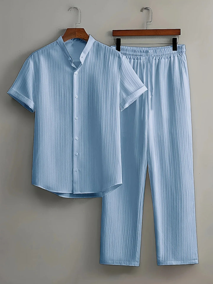 Vielseitiges Herren Sommer Set: Langarmhemd & elastische Hose, ideal für verschiedene Anlässe.