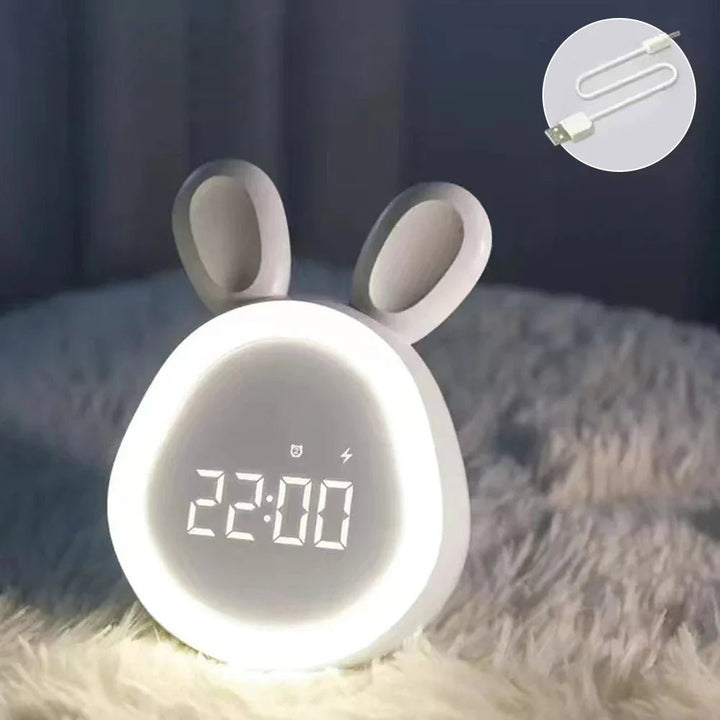 Detailaufnahme vom weißen BunniGlow Hasen-LED-Wecker mit dimmbarem Nachtlicht, Akkubetrieb.