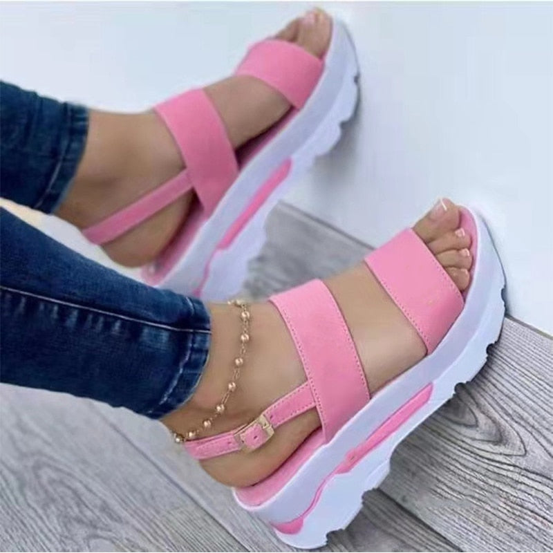 Elegante Damen Plateau-Sandalen mit Riemchen, ideal für sommerliche Outfits & einen trendigen Look.
