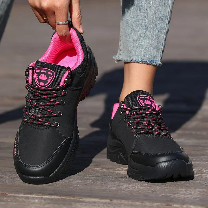 Bequeme Damen Wanderschuhe in Aktion, bieten optimalen Komfort und sicheren Halt bei langen Trekkingtouren.